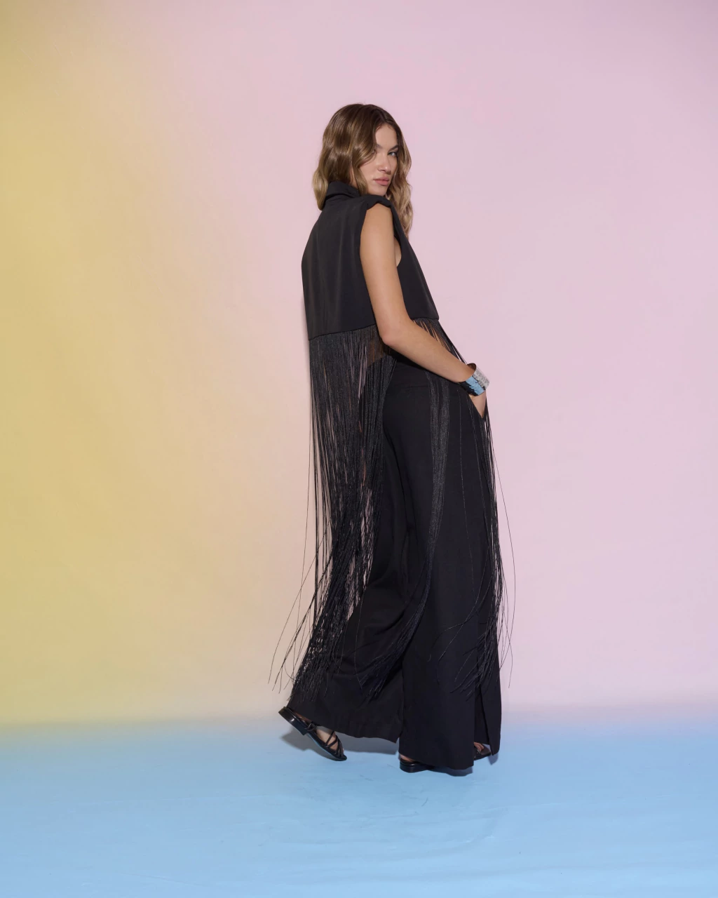 chaleco-cerdena-mono-corto-piel-negro-y-botas-california-negro-cinturon-12-e573a8611ab66b1ea317604535360982-1024-1024